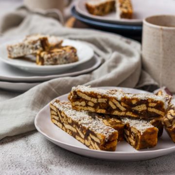 Date Slice (Dadelvingers) on a plate.