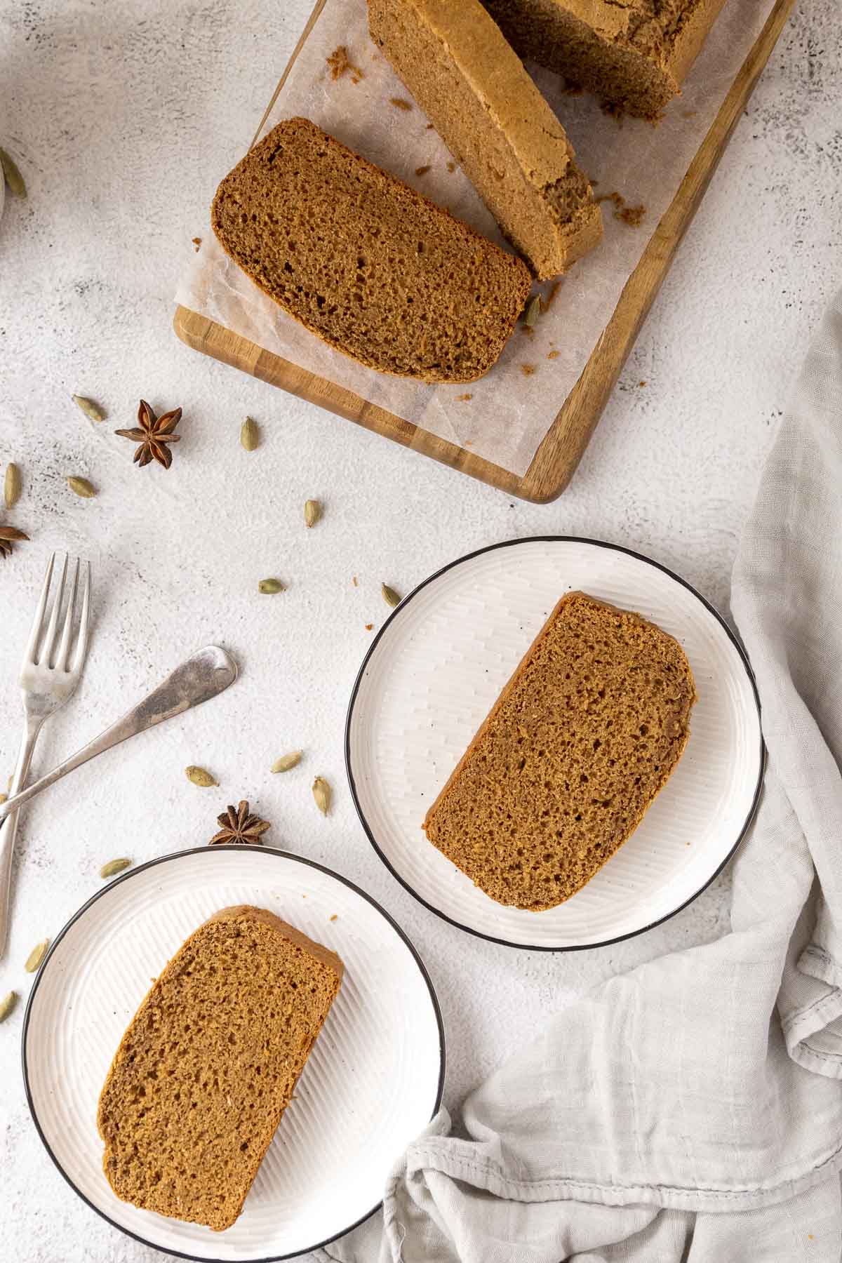 Sliced ontbitjkoek on plates.