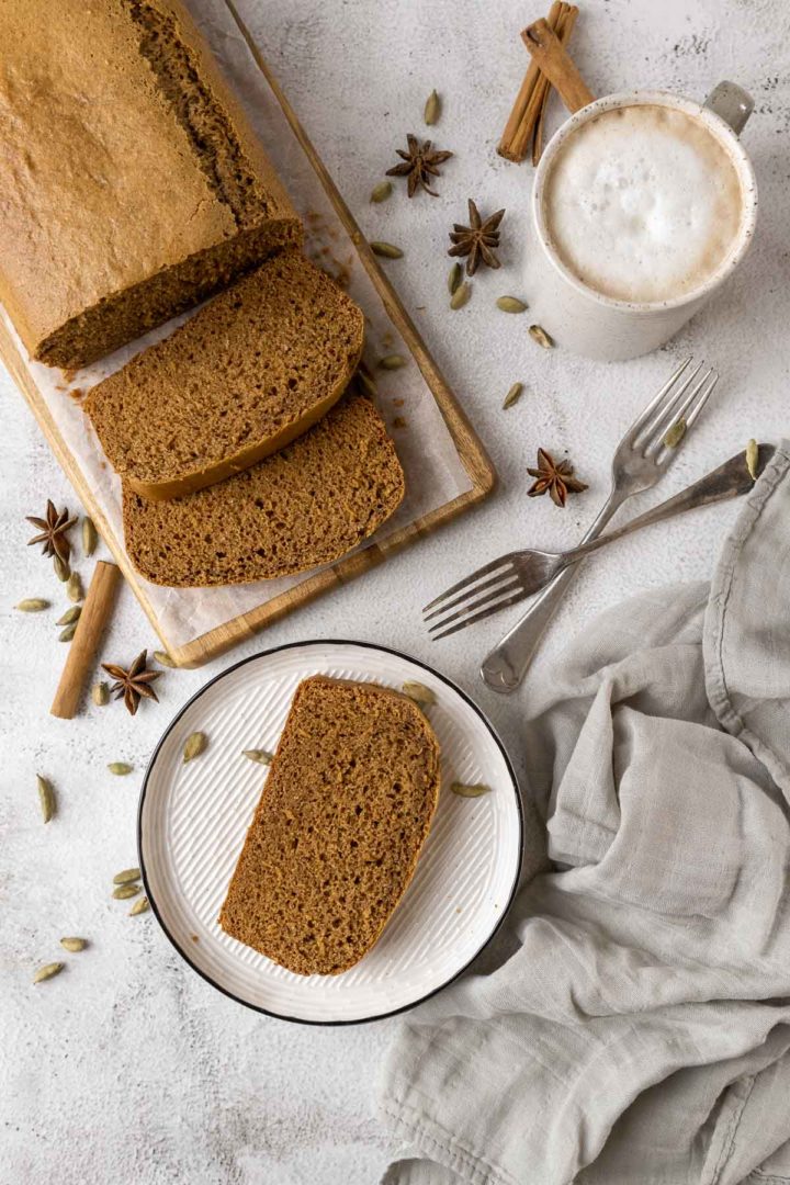 Sliced Ontbijtkoek with coffee from above