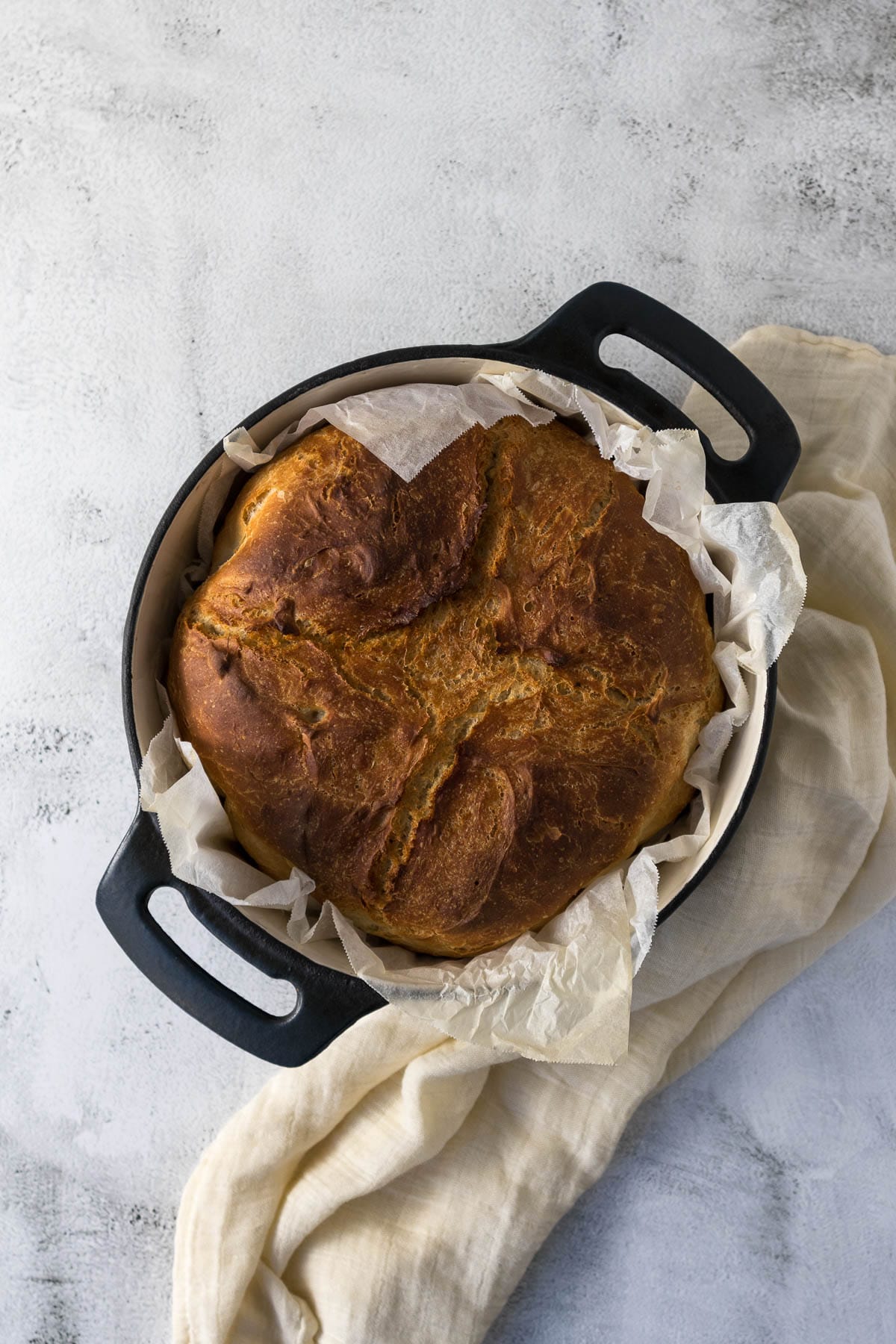 Baked potbrood in a cast-iron pot.