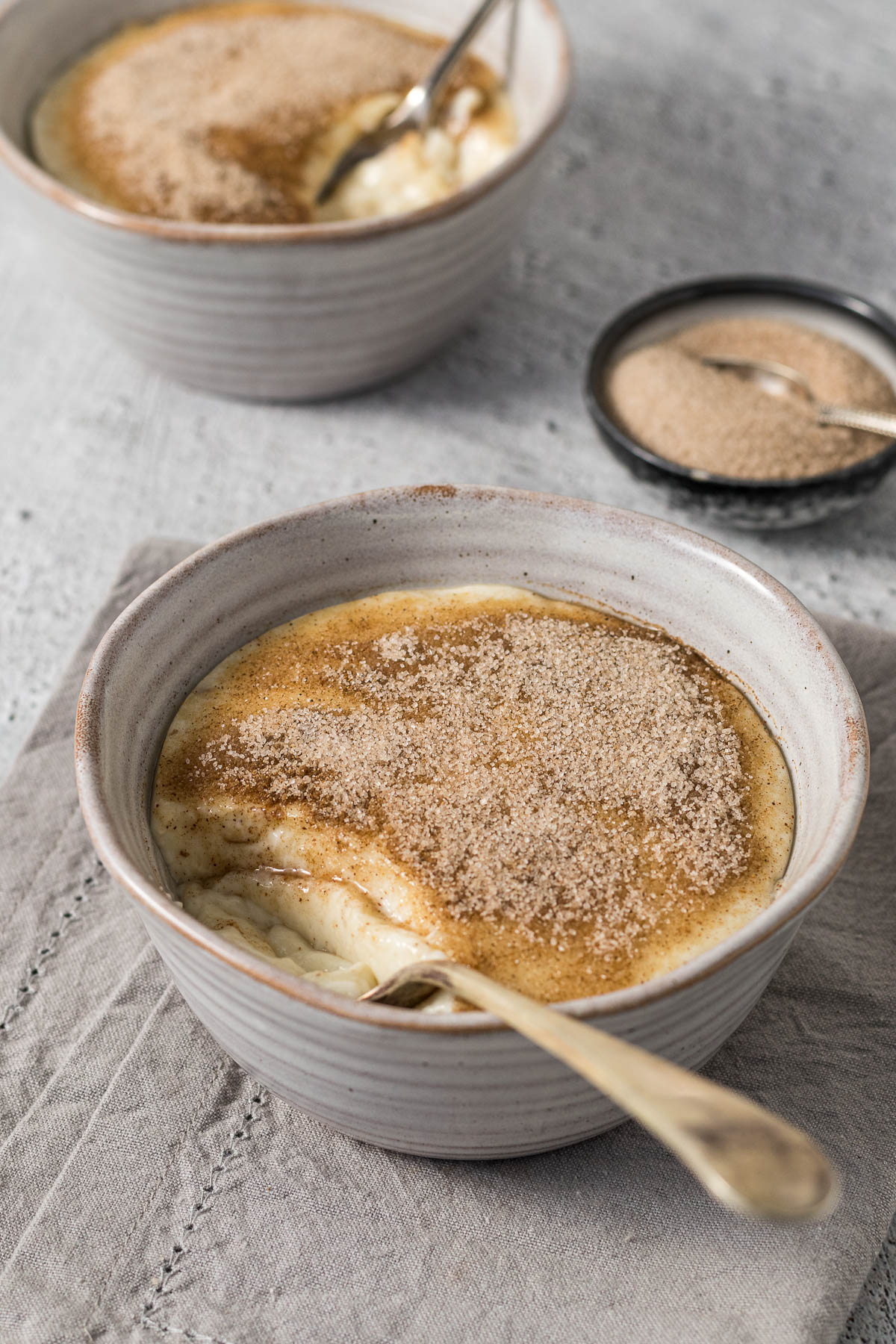 Bowl of melkkos with cinnamon sugar.