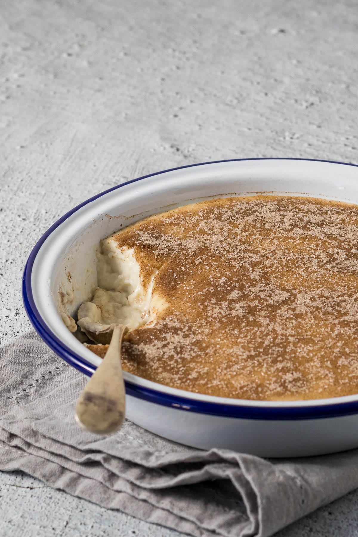 Bowl of melkkos with cinnamon sugar.