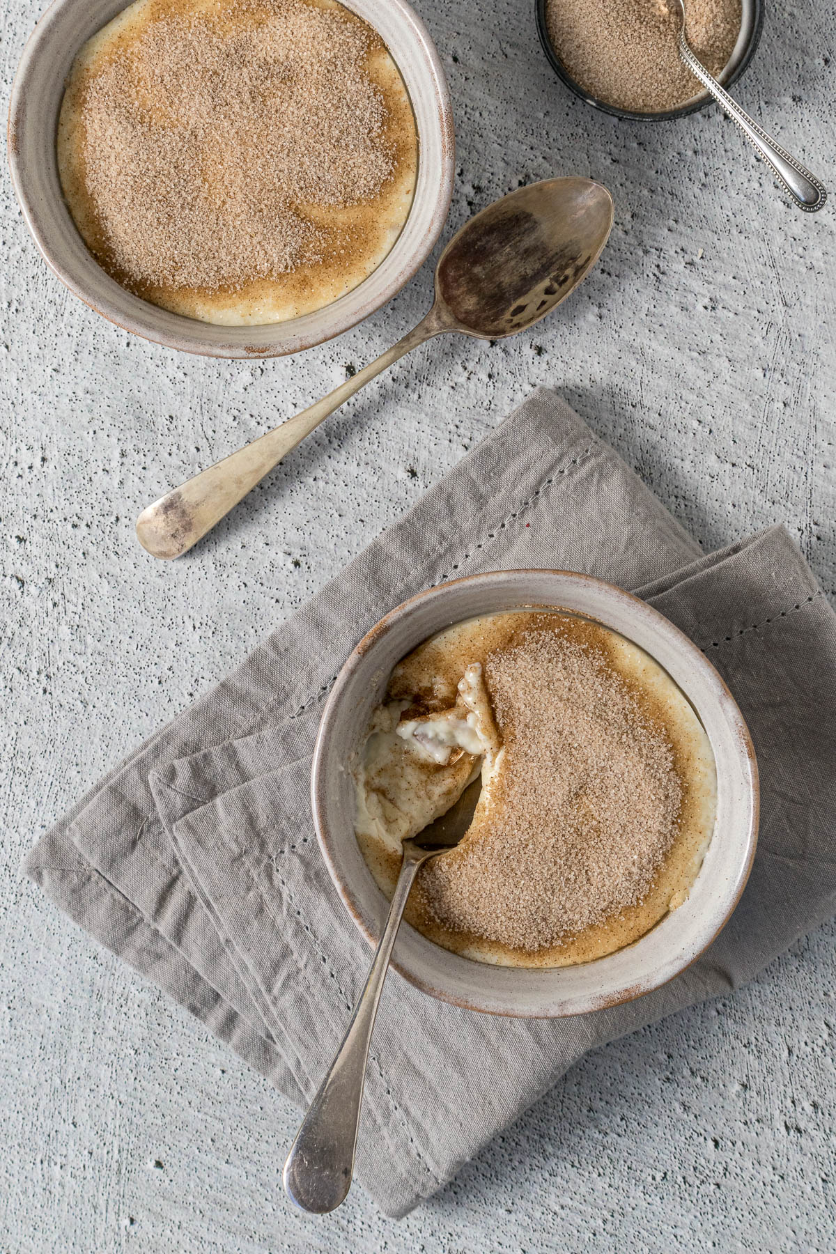 Bowl of melkkos with cinnamon sugar.