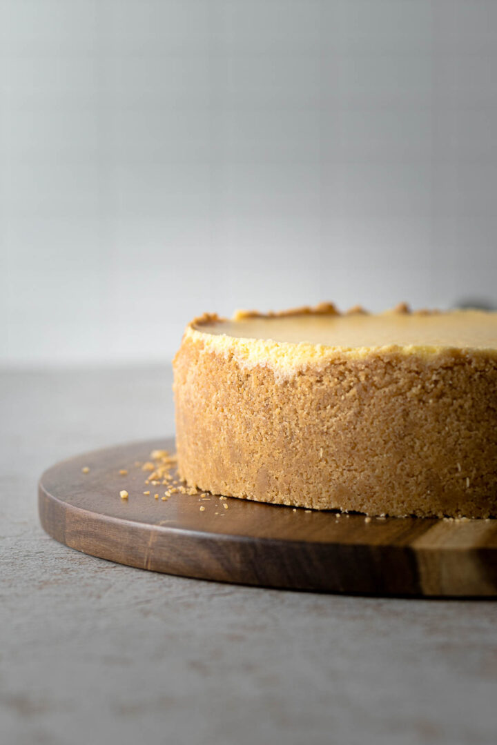 Cheesecake with a biscuit base on a platter.